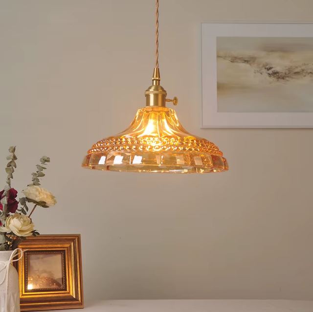 Suspension orange vintage en verre rétro, parfaite pour sublimer la décoration d’un salon avec une lumière douce.