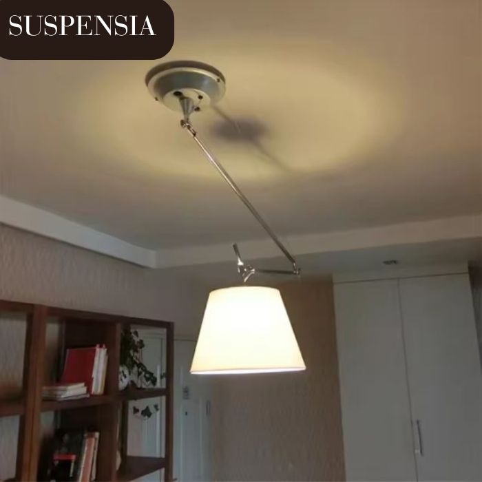 Suspension orientable avec bras articulé dans un intérieur moderne, idéale pour un éclairage ciblé au-dessus d’un coin lecture ou salon cosy.