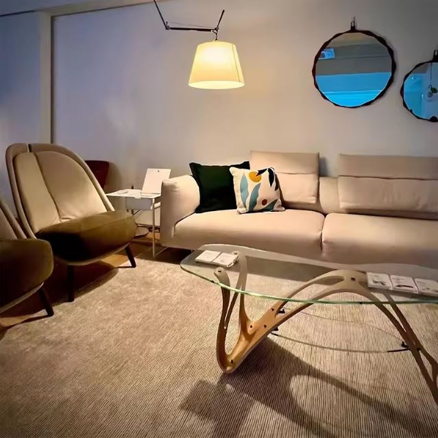 Suspension orientable avec bras articulé dans un salon cosy au style vintage et design, idéale pour un éclairage précis et chaleureux.