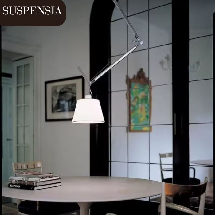 Suspension orientable avec bras articulé dans une salle à manger chic, parfaite pour un intérieur au style italien moderne et raffiné.
