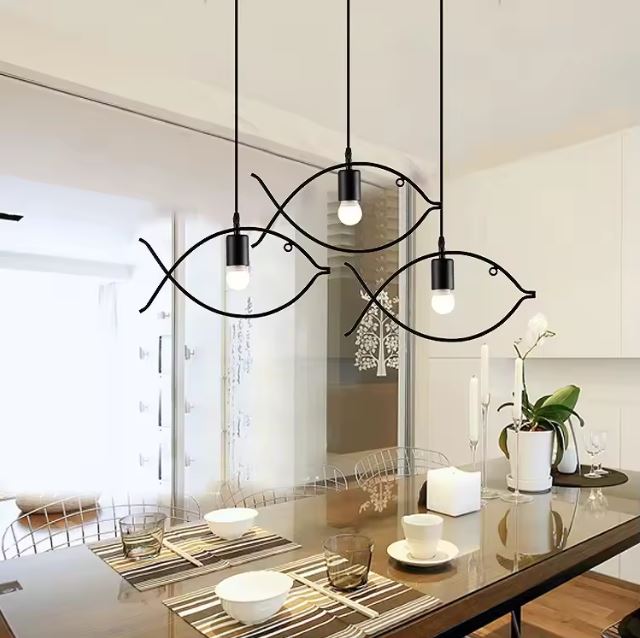 Suspension poisson triple en métal noir, idéale pour illuminer une salle à manger avec une touche moderne et élégante.