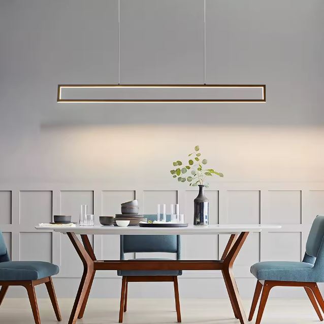 Suspension rectangulaire au-dessus d’une table en bois et assises bleues, idéale pour une salle à manger au style scandinave épuré.