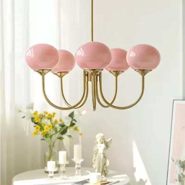 Suspension rose à boules en verre, style vintage chic, idéale pour illuminer une salle à manger élégante et féminine.