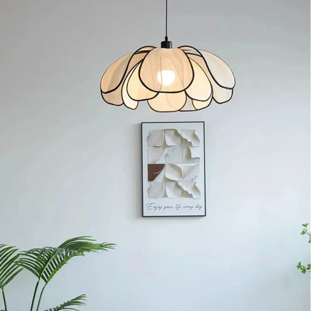 Suspension scandinave vintage en fibres naturelles au design floral, idéale pour une décoration douce et épurée.