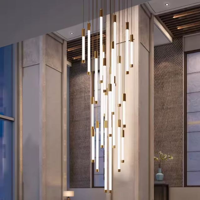 Suspension tube design élégante pour plafond haut, idéale dans un intérieur contemporain chic ou hôtel haut de gamme.