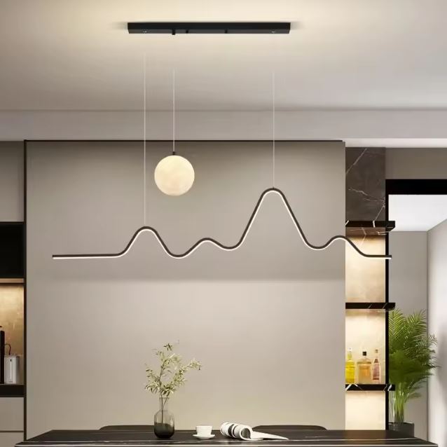 Suspension vague LED noire au design minimaliste, idéale pour un intérieur épuré et moderne.