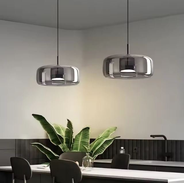 Suspension verre fumé gris en duo, parfaite pour une déco de cuisine moderne avec îlot central stylisé.