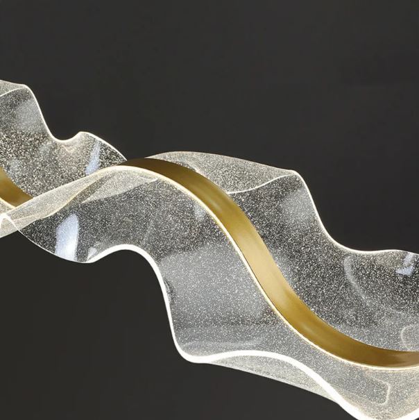 Zoom sur les ondulations élégantes d’une suspension voile, mettant en valeur ses jeux de lumière et son style sculptural aérien.