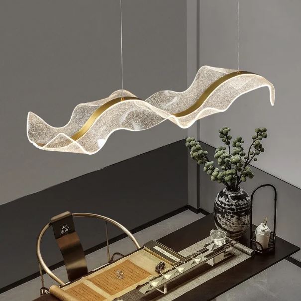 Suspension voile au design ondulant et poétique, idéale pour une salle à manger ou un espace de méditation au style zen et raffiné.