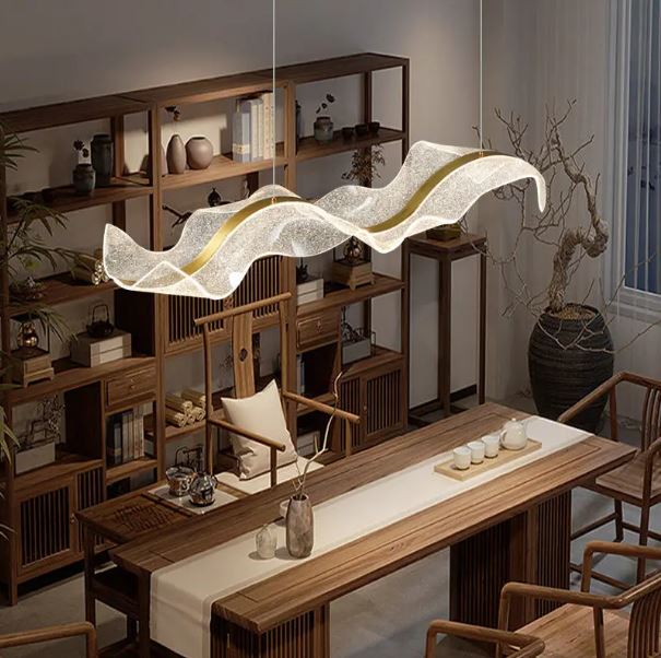 Suspension voile au style poétique et sculptural, parfaite pour une salle à manger japonaise ou une pièce dédiée à la cérémonie du thé.