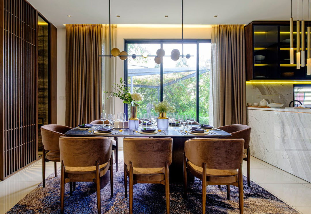 Suspension linéaire au-dessus d’une table dans une cuisine soignée : un bon équilibre entre proportions, lumière douce et vraie cohérence visuelle.