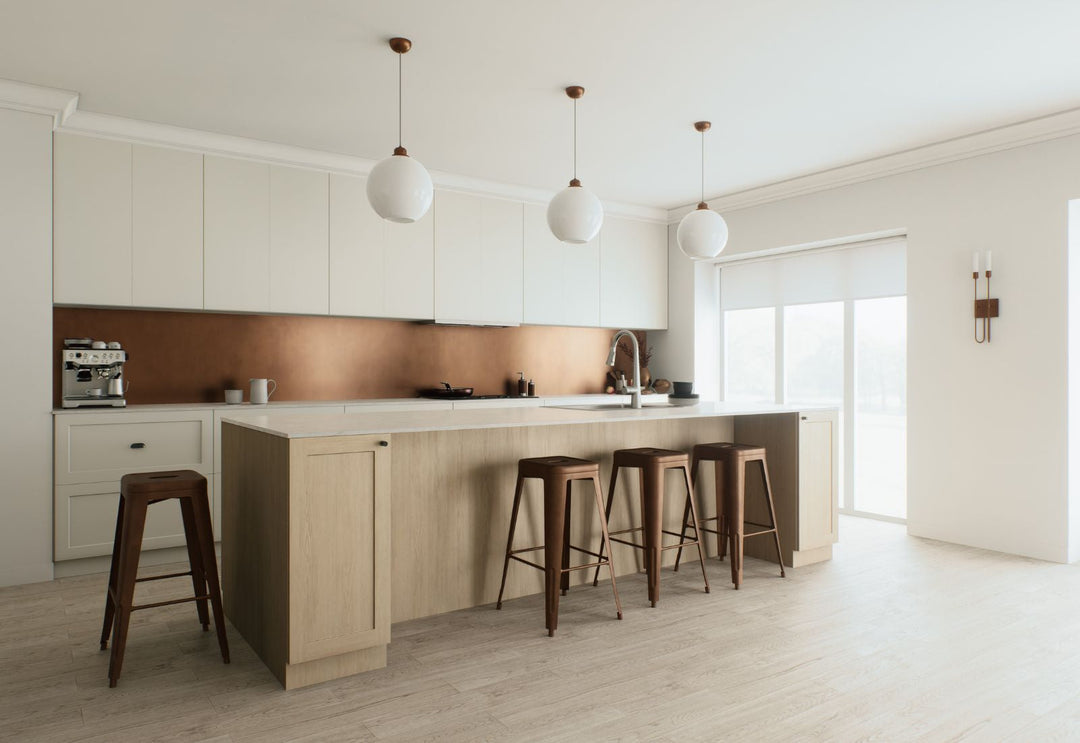 Suspensions boule blanches au-dessus d’un îlot central bois clair : une lumière douce pour une cuisine épurée à l’esthétique contemporaine et chaleureuse.