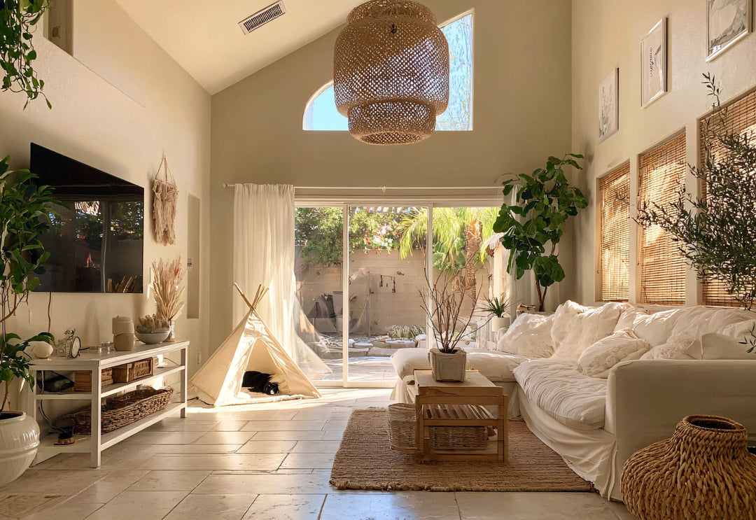 Salon campagne chic rénové avec suspension en rotin, tons naturels et lumière douce pour moderniser sans perdre le charme de l’ancien.