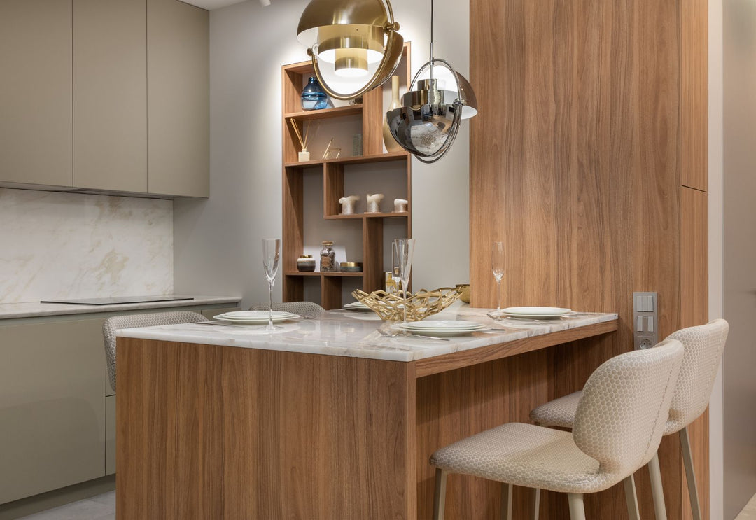 Suspensions modernes idéales pour plafonds bas : ici dans une cuisine bois chic, elles offrent style, lumière ciblée et élégance sans encombrer l’espace.