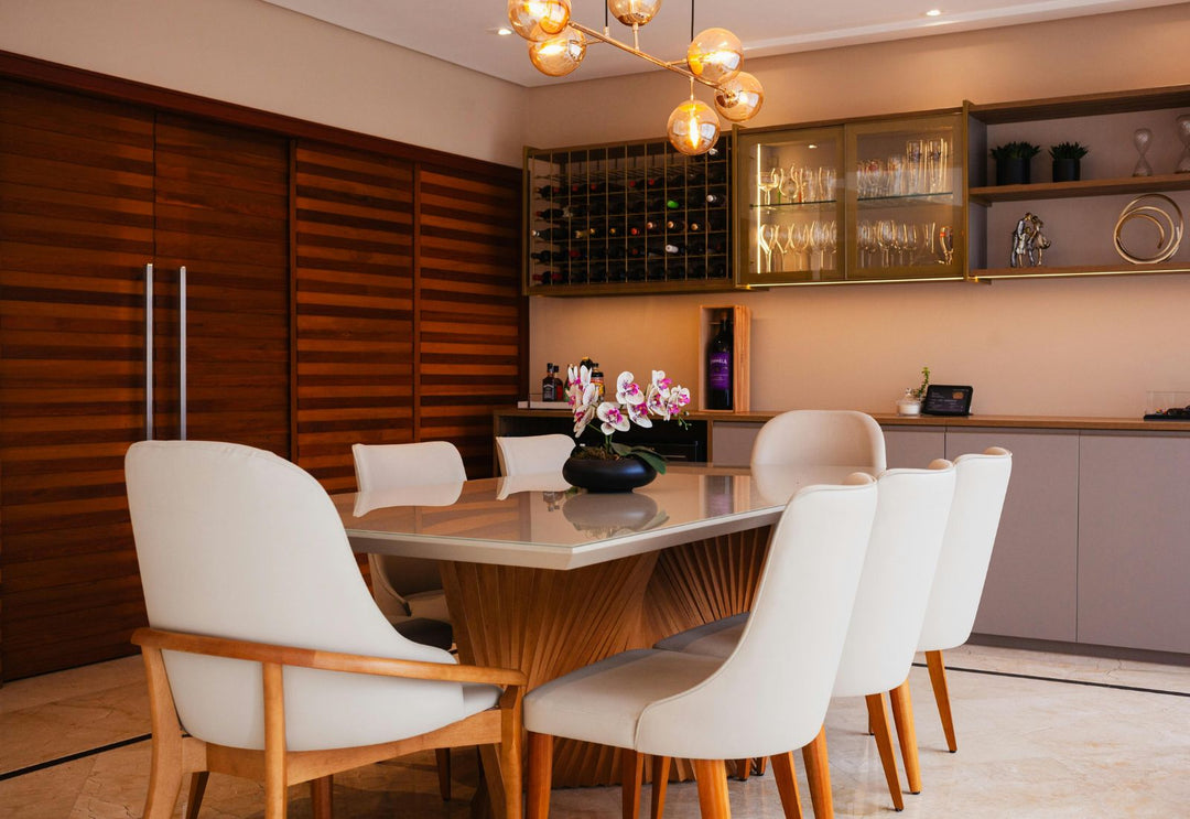 Suspension globe dorée esprit seventies au-dessus d'une table design : une salle à manger rétro chic et chaleureuse, entre élégance et caractère vintage.