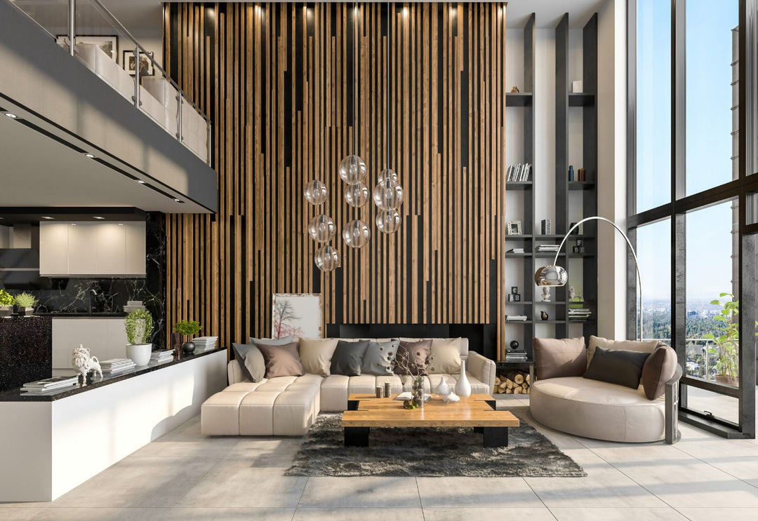 Salon en double hauteur avec suspension en grappe de globes en verre, idéale pour structurer la verticalité et donner une présence lumineuse au volume.