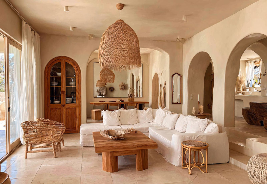 Suspension en rotin dans un salon rustique chic aux tons naturels, parfaite pour une maison de campagne chaleureuse et élégante.