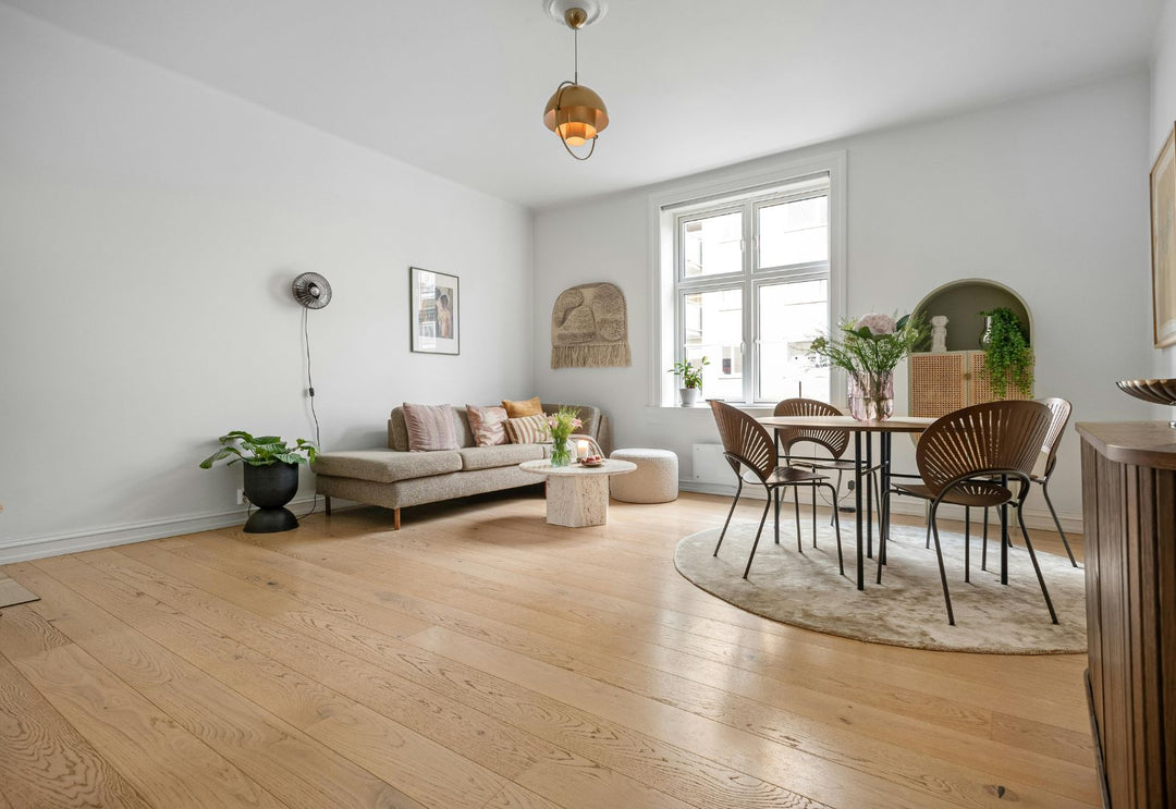 Suspension centrale dans un salon clair avec coin repas, pour donner du caractère à la pièce sans l’alourdir visuellement.