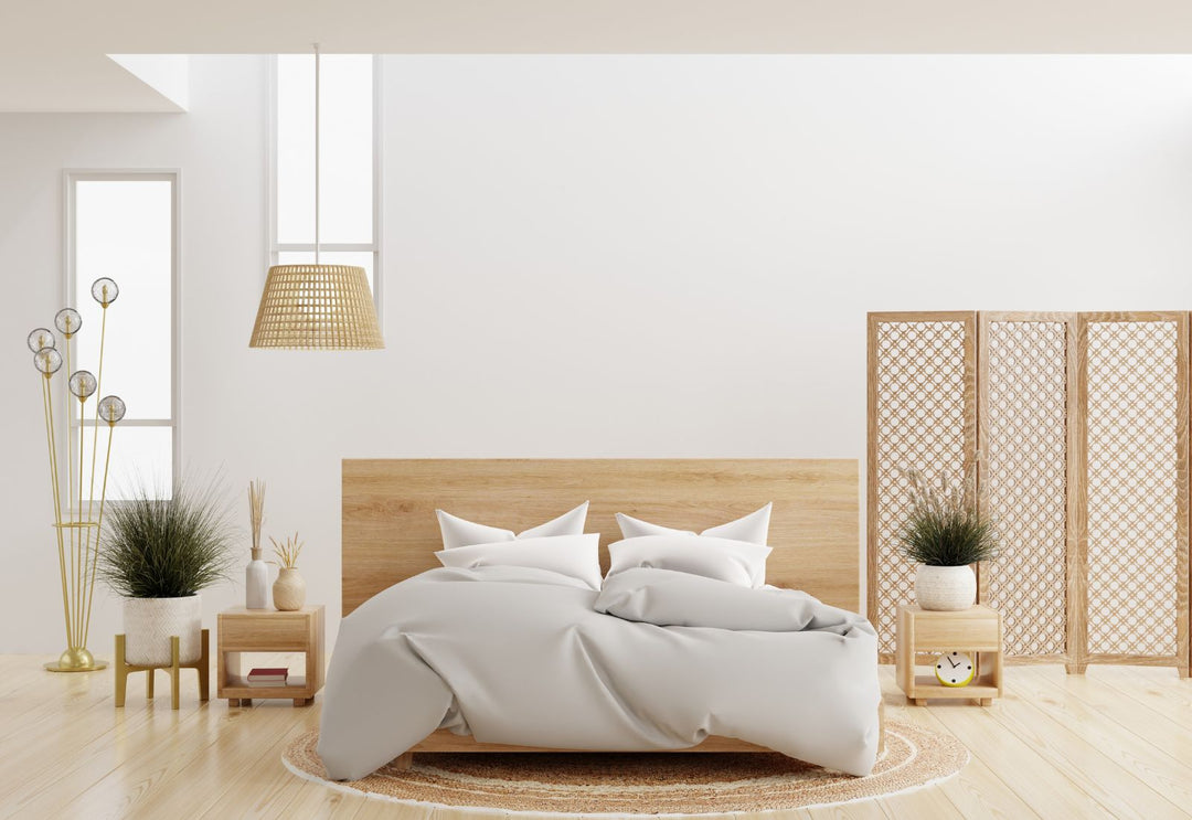 Suspension scandinave en fibres naturelles dans une chambre claire : une lumière douce et apaisante pour créer une ambiance propice au repos.