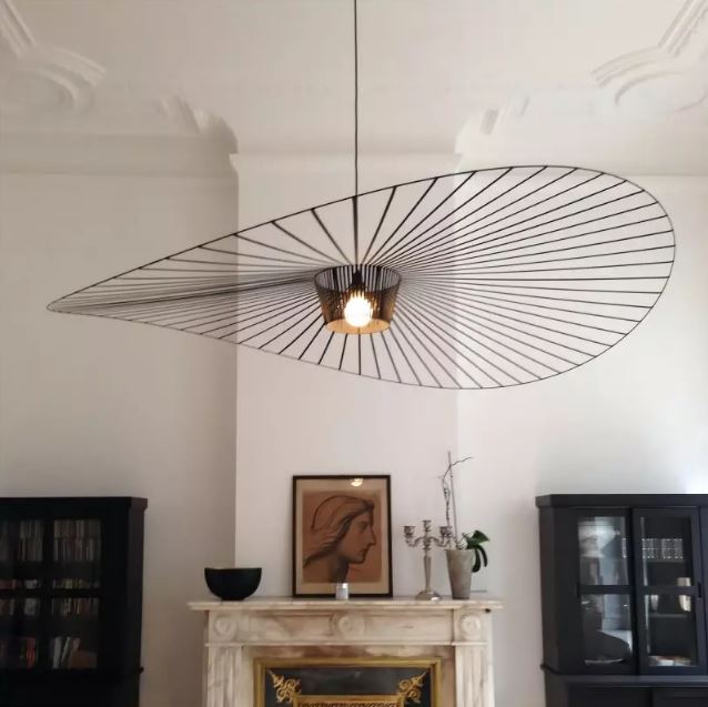 Suspension design aérienne Vertigo : une lumière sculpturale et enveloppante pour sublimer les volumes d’un salon élégant à l’atmosphère apaisante.