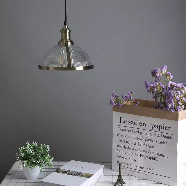 Suspension vintage en verre strié et laiton : un luminaire rétro chic inspiré des années 50 et du style art déco, parfait pour une déco élégante sans tomber dans le kitsch.