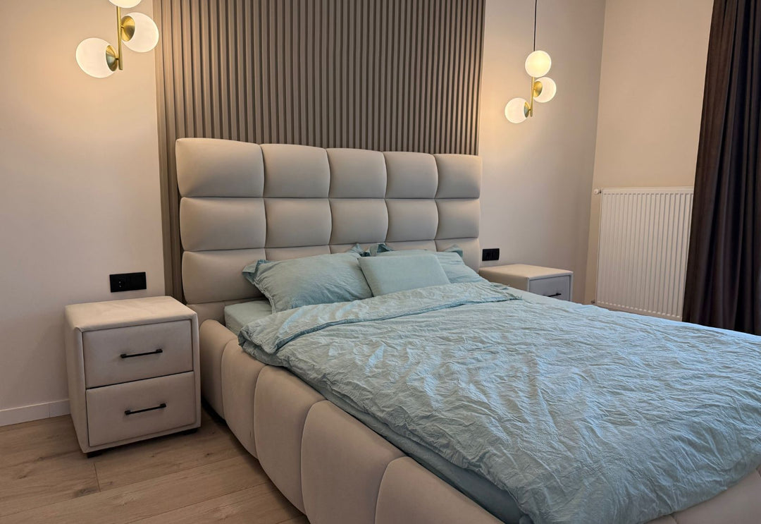 Deux suspensions côté chevet encadrent le lit et créent dans la chambre une lumière douce, équilibrée et élégante, idéale autour de l’espace nuit.