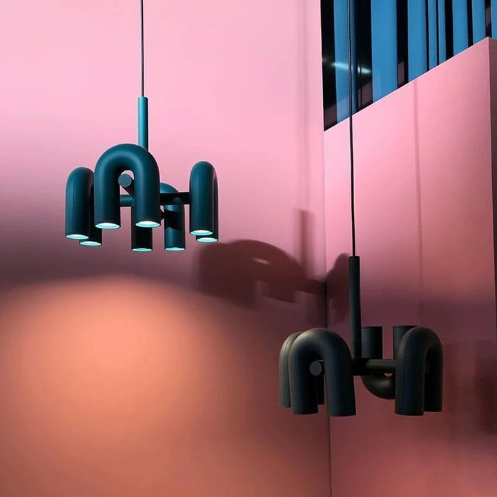 Deux suspensions design tubulaires aux courbes en U en finition bleu suspendues côte à côte au plafond, apportant un éclairage moderne et un style contemporain.