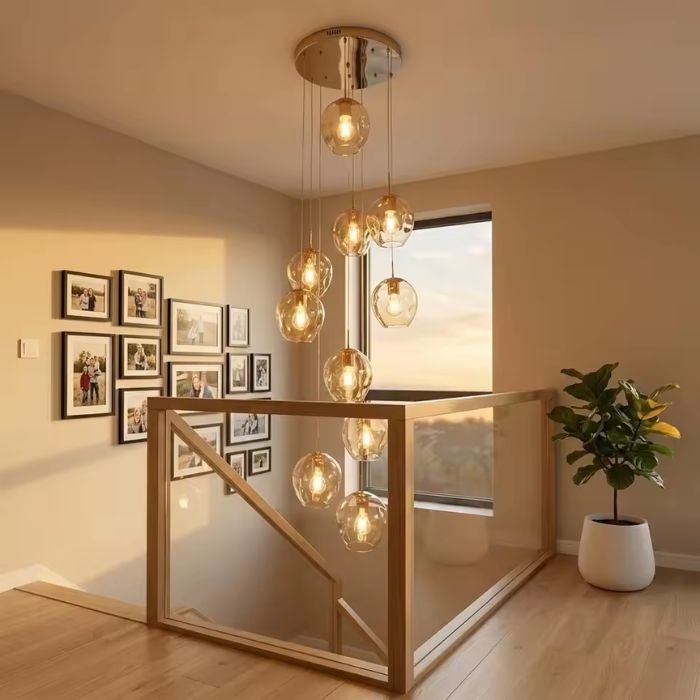 Suspension en verre à plusieurs globes idéale pour les espaces avec plafond haut