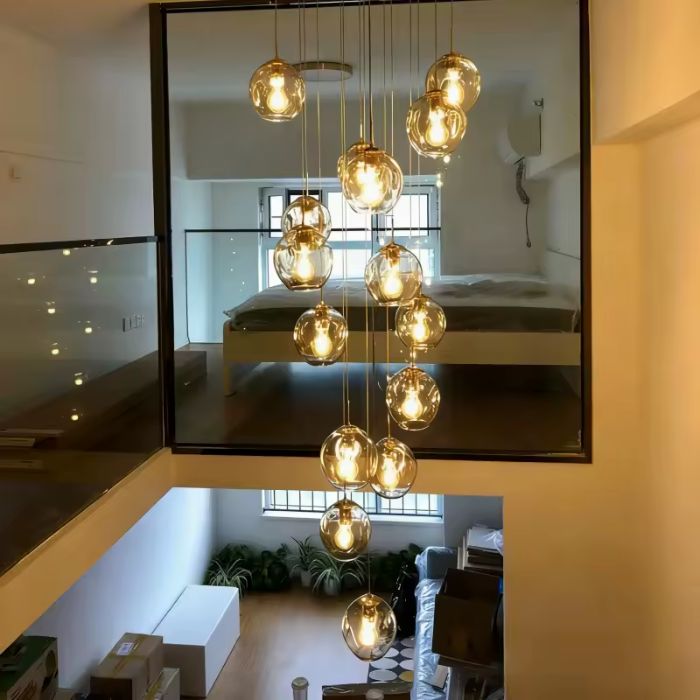 Luminaire suspendu avec globes en verre ambre offrant un éclairage raffiné