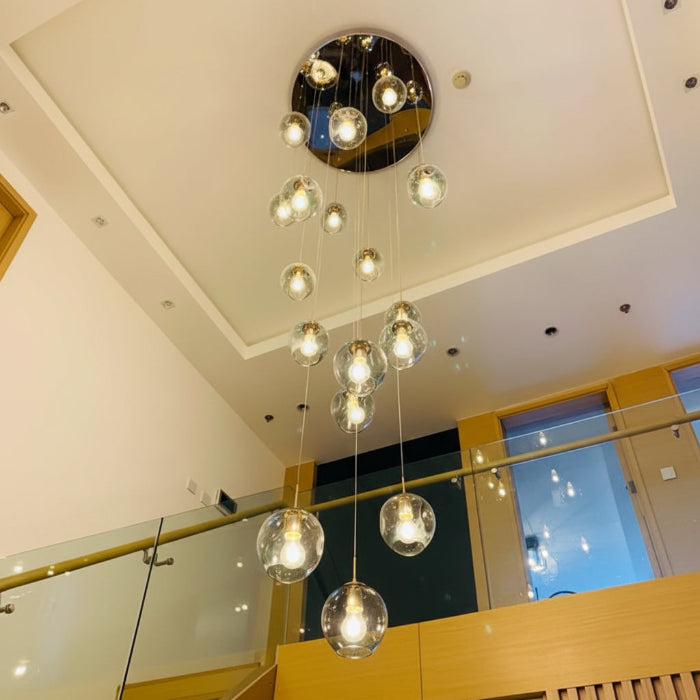 Suspension Cascade de Globes en Verre au design élégant avec plusieurs sphères lumineuses suspendues