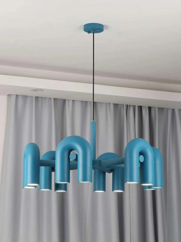 Suspension design tubulaire aux courbes en U en finition bleu suspendue au plafond, mettant en valeur son design moderne et ses lignes élégantes.