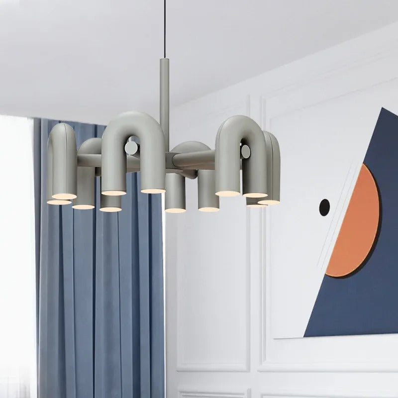 Suspension design tubulaire aux courbes en U en finition gris mat suspendue au plafond, mettant en valeur son design contemporain, ses courbes élégantes et son éclairage LED.