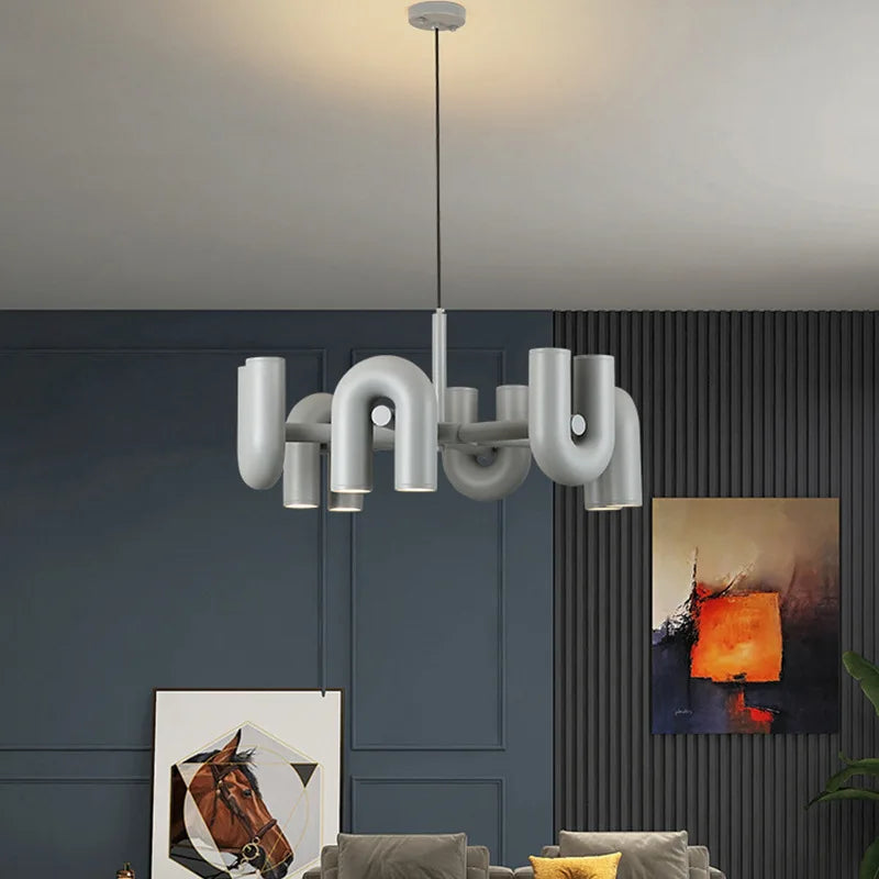 Suspension design tubulaire aux courbes en U dans un salon au style scandinave et moderne