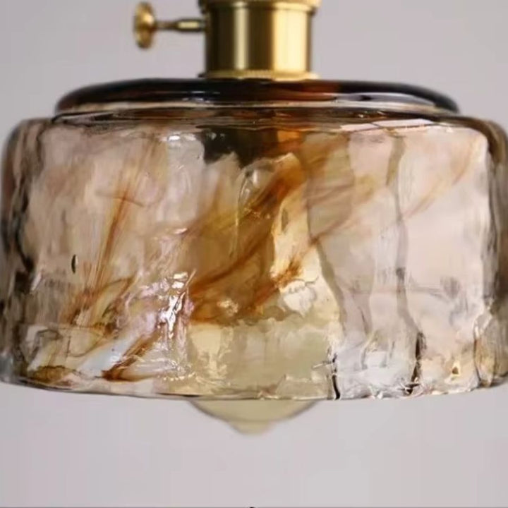 Abat-jour ambré à texture irrégulière et effet artisanal, avec finition dorée au style rétro élégant