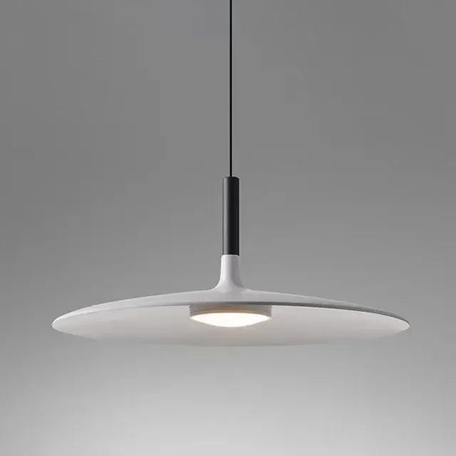Gros plan sur l'abat-jour disque plat et blanc en métal peint au design épuré et contemporain.
