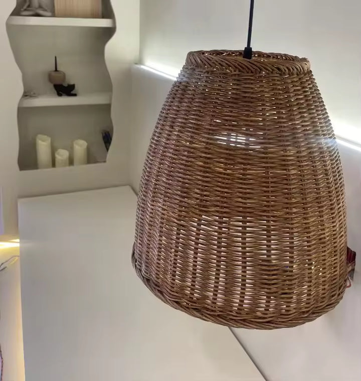 Gros plan sur une suspension en osier tressé au style artisanal, naturel et chaleureux