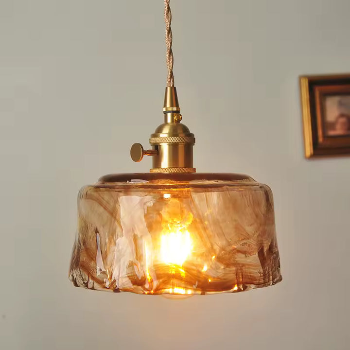 Abat-jour sculpté aux reflets ambrés avec douille dorée rétro, pour une ambiance vintage chaleureuse et raffinée