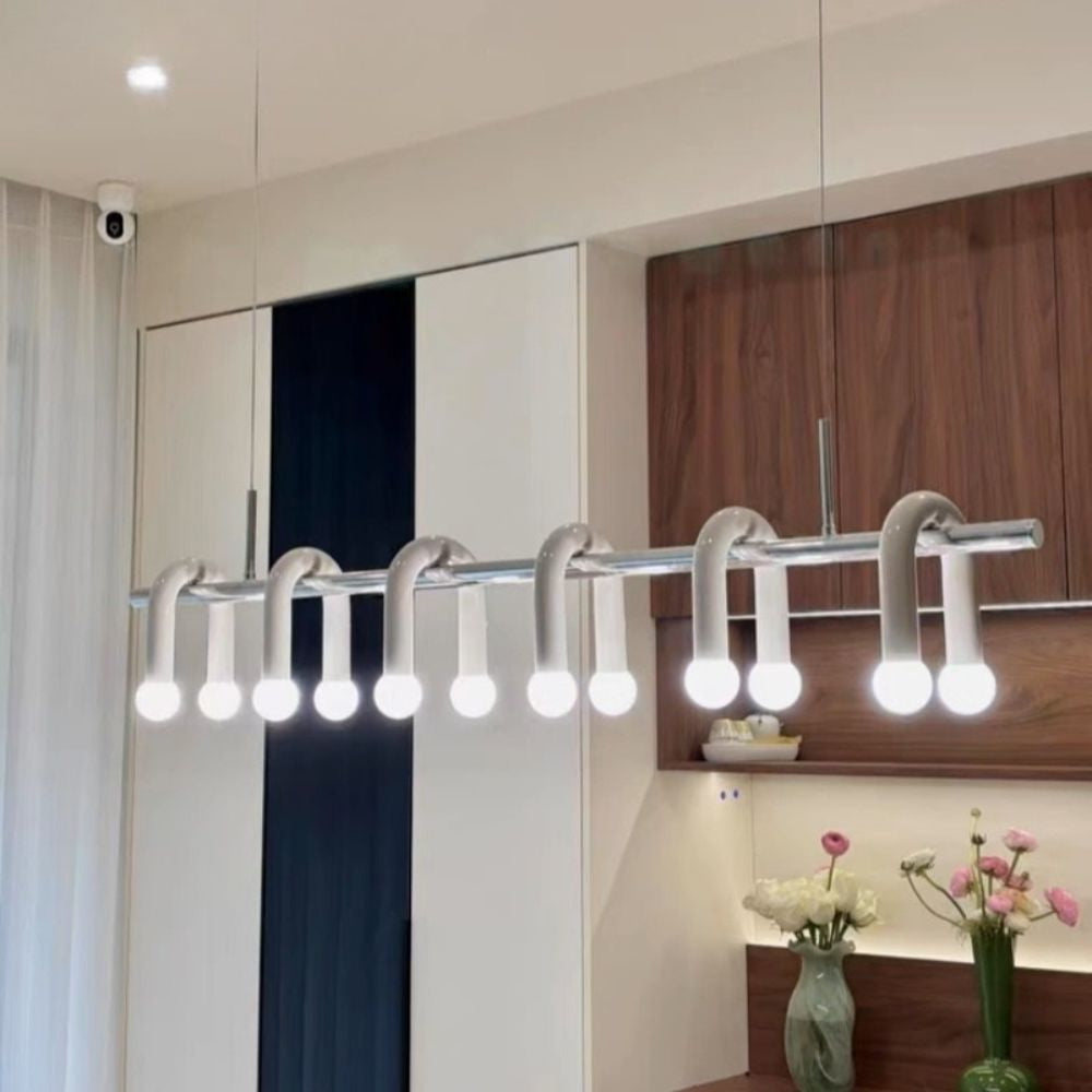 Vue verticale mettant en valeur l'alignement des globes lumineux sur la suspension blanche design à arches.