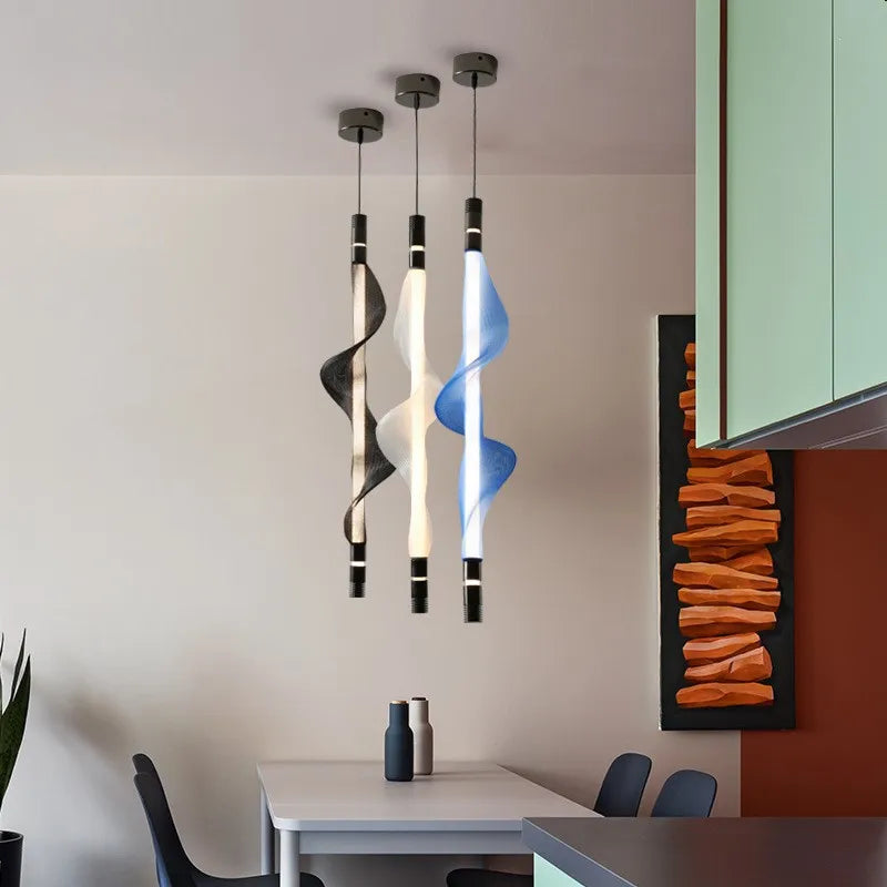Alignement de suspensions LED verticales design dans un espace de vie contemporain.