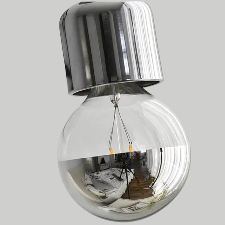 Détail de l’ampoule globe en verre partiellement métallisé, assortie à la suspension totem chromée