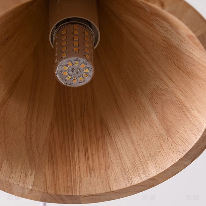 Vue intérieure d'un cône en bois avec ampoule LED, soulignant la finition artisanale et la qualité du bois.