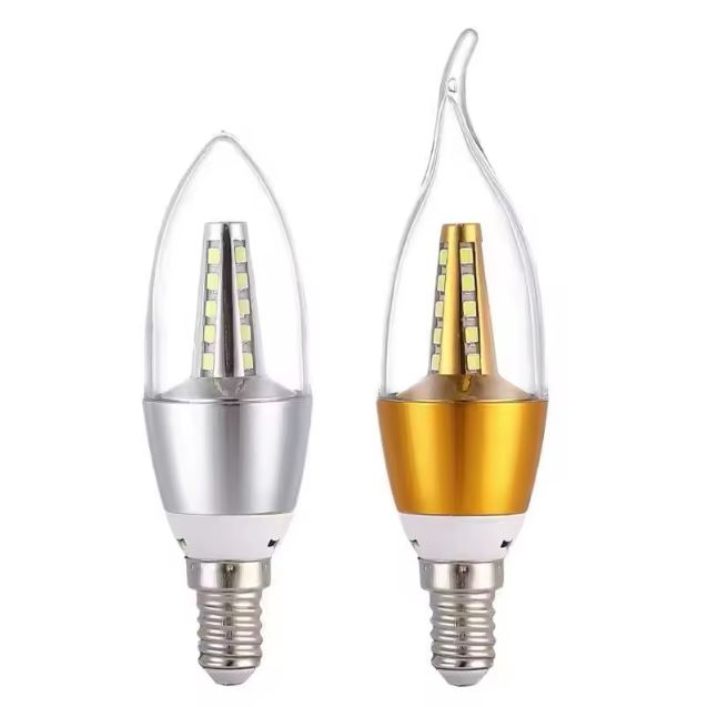 Ampoule LED flamme E14 transparente pour lustre chandelier noir au style classique et éclairage chaleureux.