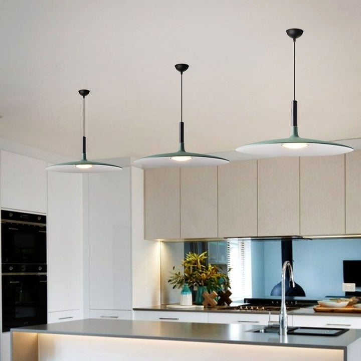 Bar de cuisine américain éclairé par une suspension UFO élégante en métal noir mat.