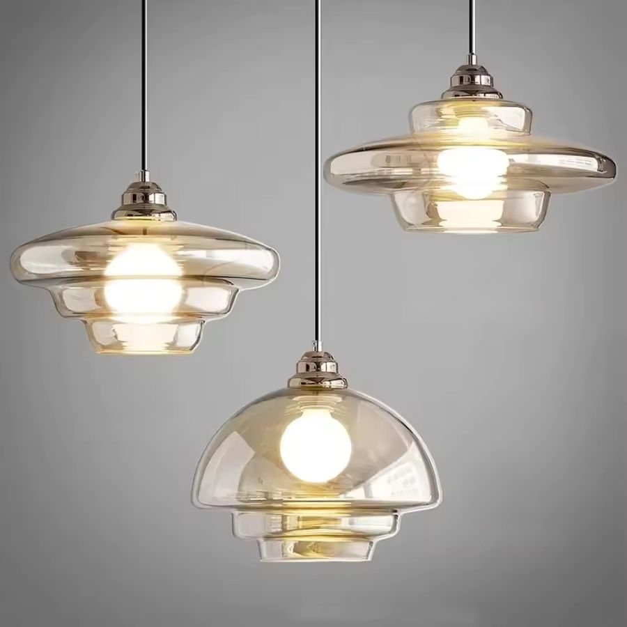 Trois luminaires en verre champagne aux silhouettes étagées et arrondies, dans un esprit rétro contemporain