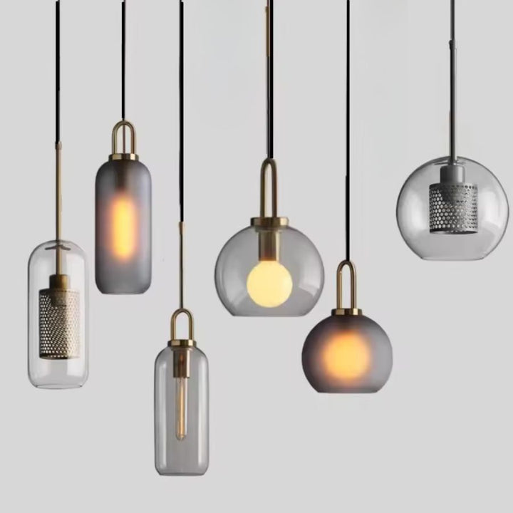 Différents modèles de suspensions en verre fumé et transparent à anse dorée, aux formes globe et cylindre