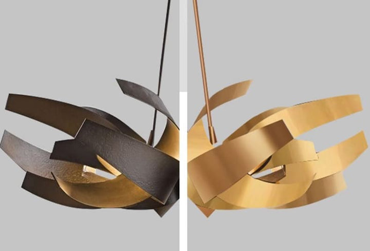 Vue comparative des finitions dorée et noire pour cette suspension en métal aux courbes artistiques.