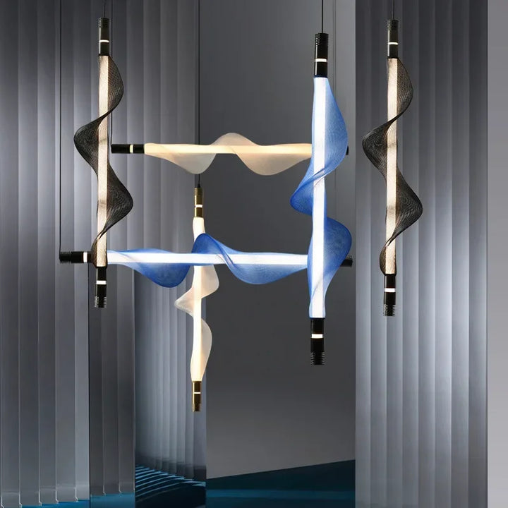 Composition de plusieurs suspensions LED ondulées dans un intérieur sophistiqué.
