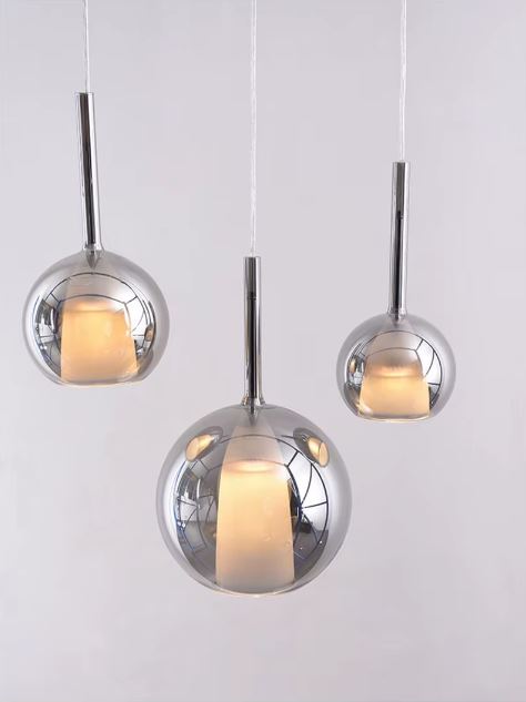 Composition de trois suspensions boule en verre fumé gris, esprit moderniste chic et design intemporel.