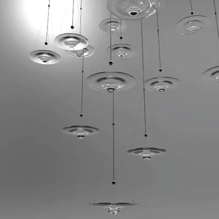 Ensemble de suspensions disque en verre suspendues à différentes hauteurs, au style futuriste et aérien