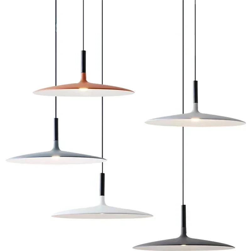 Composition de trois suspensions UFO de tailles variées au design moderne et épuré.